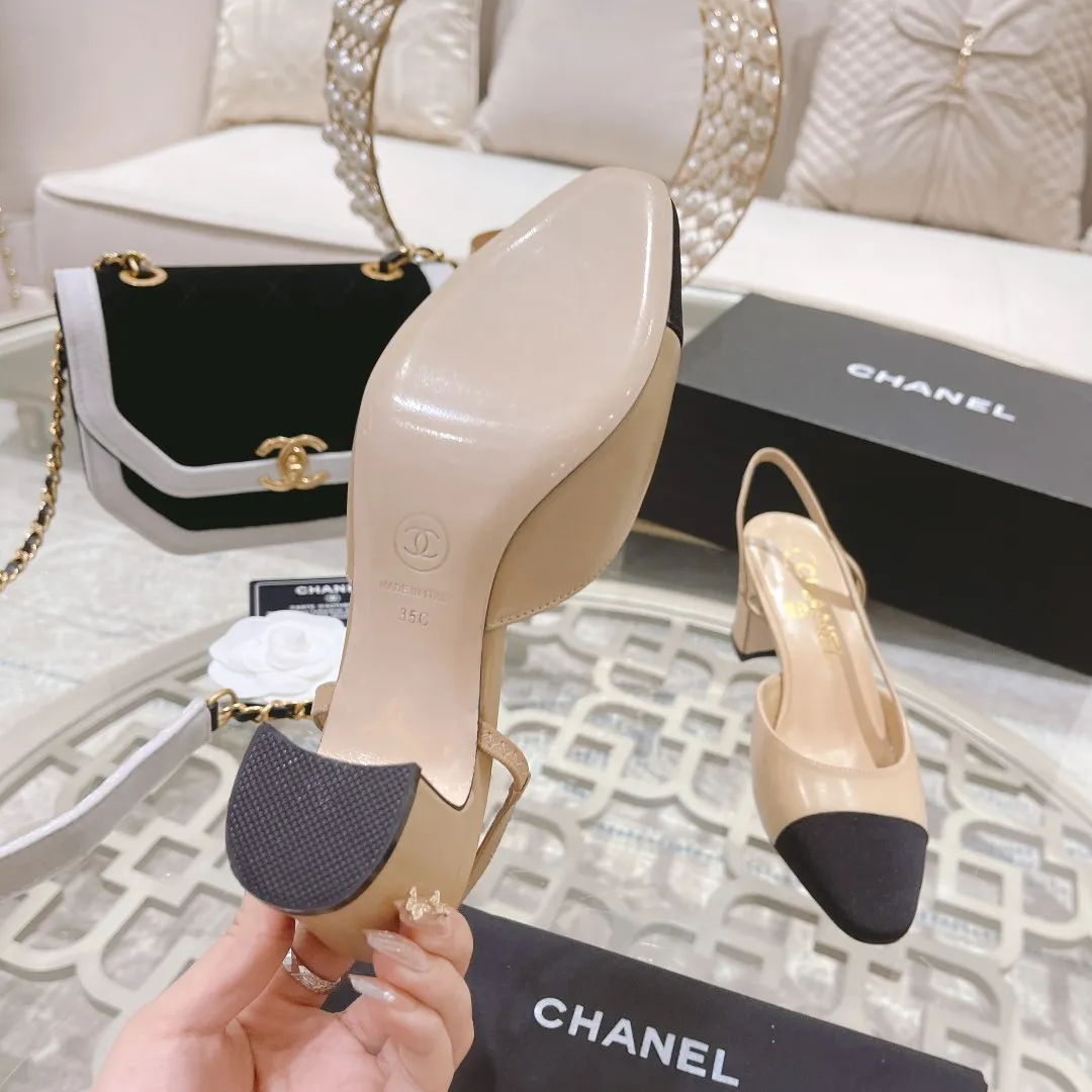 👟👟Ex-factory price 440👟👟 Chanel - Spring and summer classic color-blocked low-heeled side hollow sandals ⚠ Fashionable catwalk style❤ Mixed splicing colors, hollow toe style on the inside, 2.5cm thick heel and small logo embellishment, a fashionable interpretation! How to match the series to look good! Original customized wood-colored leather outsole, imported sheepskin surface, goatskin lining for feet... 35-40 regular sizes (41.42, 43 custom-made, non-returnable) 🎁Latest full set of packaging at the counter